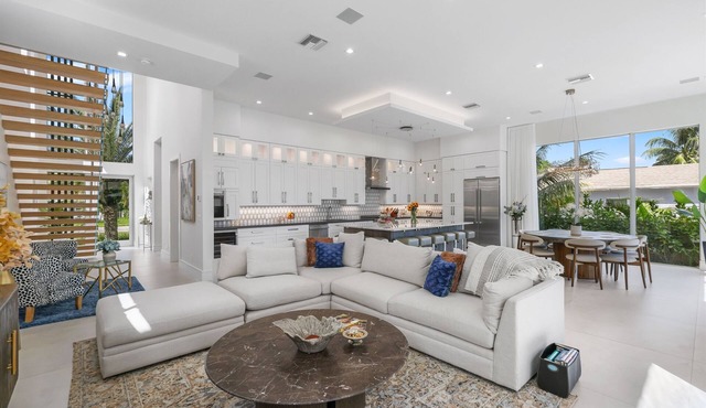 334 5BR Villa – Pool & Spa | Sleeps 12 Walk to Ave