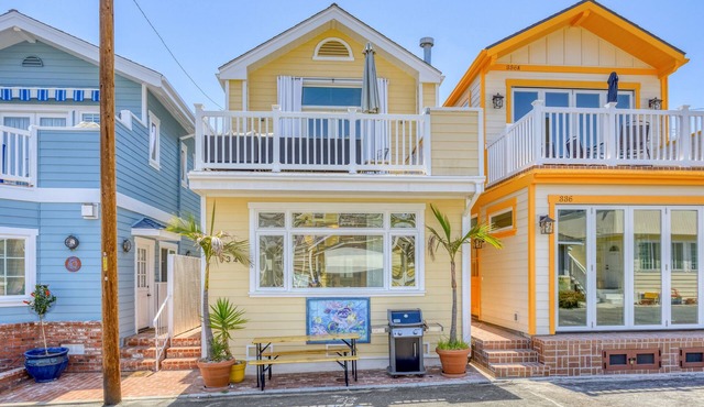 334E: Sprawling House on Popular Eucalyptus Str, Stone Tile Floors, Updated Kitc