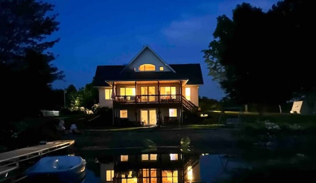 336) Lake house with lake toys!
