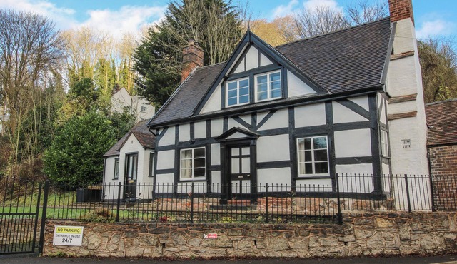 34 THE WHARFAGE, pet friendly, with open fire in Ironbridge