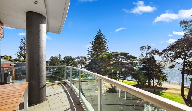 340 The Waves, Studio Unit, across the road from the beach, lift access.