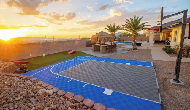 3400 SqFt House 40Ft Heatable Pool/Spa- Strip View