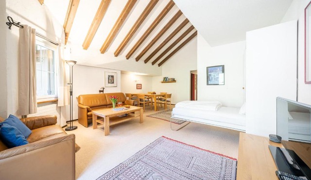 3403 Heimelige Wohnung mit viel Dachschraege