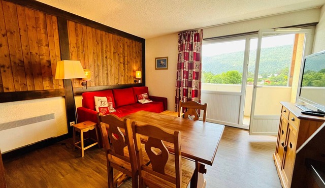 34m² Apartment, balcony, 700m to center, at foot of slopes, pool, parking