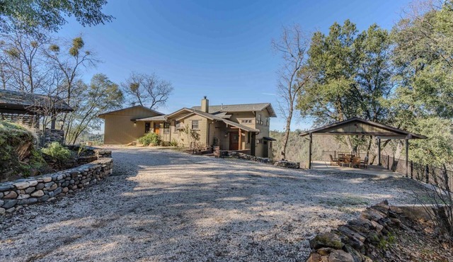 35 acres with a Charming 2-bedroom house in Sutter Creek with WiFi and AC