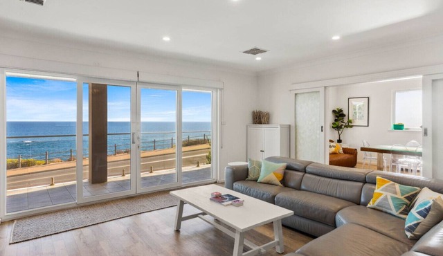 35 Degrees South - Steps to Sand & Shops