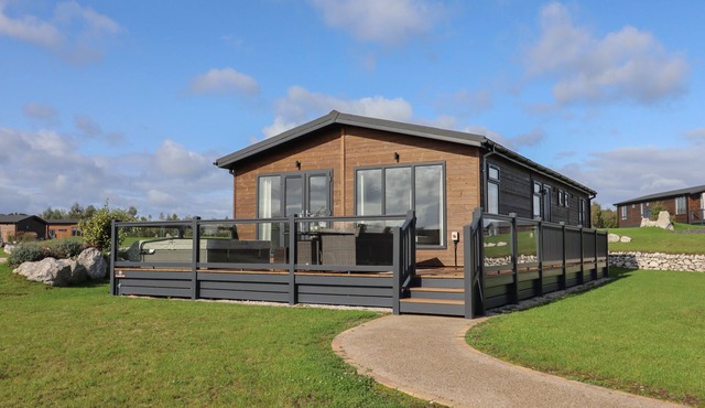 35 DELAMERE POINT, pet friendly, with hot tub in Delamere