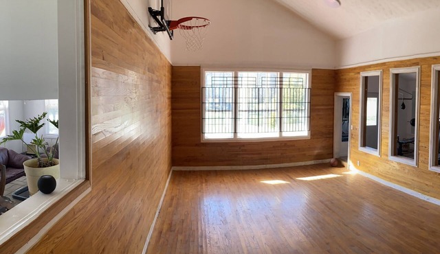 35 min to Louisville, 45 to Churchill Downs. Indoor Basketball court.