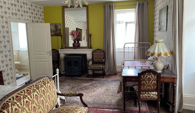 350-year-old Typical French Villa, gated garden, swimming pool, private parking.