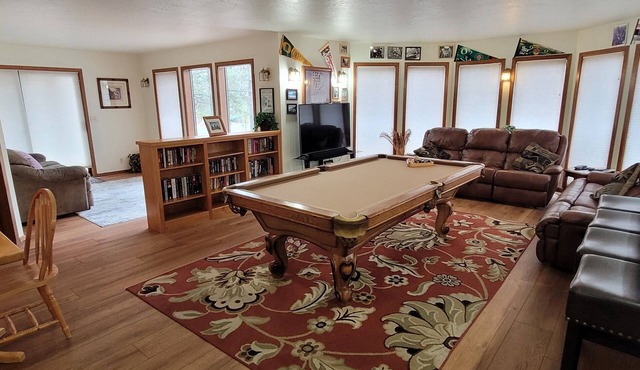 3500 Sq Ft Home 4 Suites Pool Table, Hot Tub, Bikes, EV Charger, 4th Night Free!