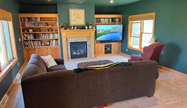 3500 sq ft House in quiet neighborhood 15 minutes from Stadium District