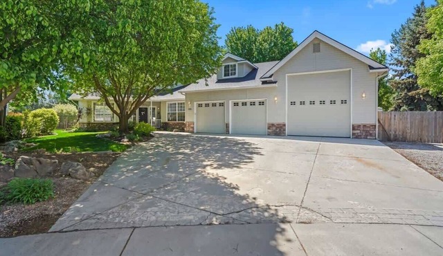 3500sq/ft 6-bedroom house in quiet Eagle neighborhood.