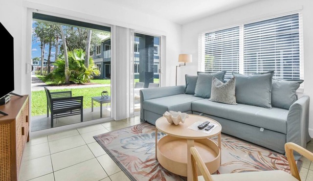 350B - Boca Retreat w/Pool, Parking, Near Evert Tennis & Shops