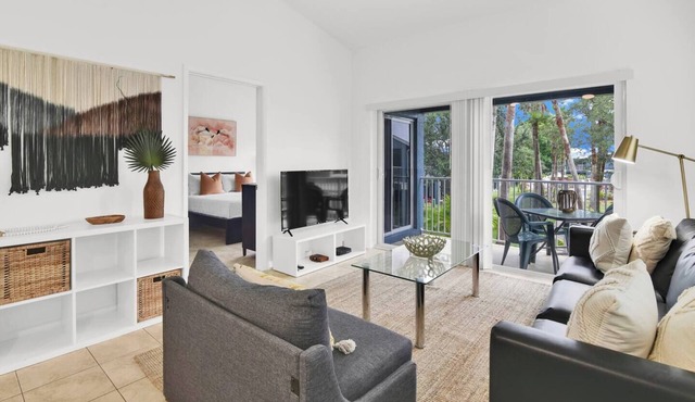 350D - Boca Retreat w/Pool, Parking, Near Evert Tennis & Shops