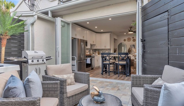 ☀350FT to the BEACH🐬2 Private Decks☀Hot Tub🍹La Barra 101.5🌴Restaurants Nearby