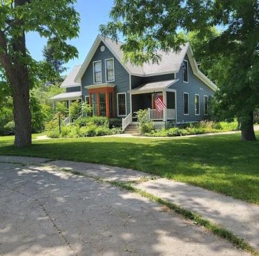 352 Massive home with Kayaks Bicycles and Putt Putt Golf
