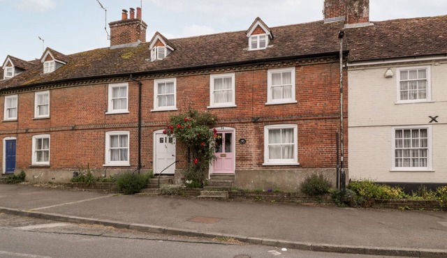 36 HIGH STREET, pet friendly, with open fire in Downton, Wiltshire