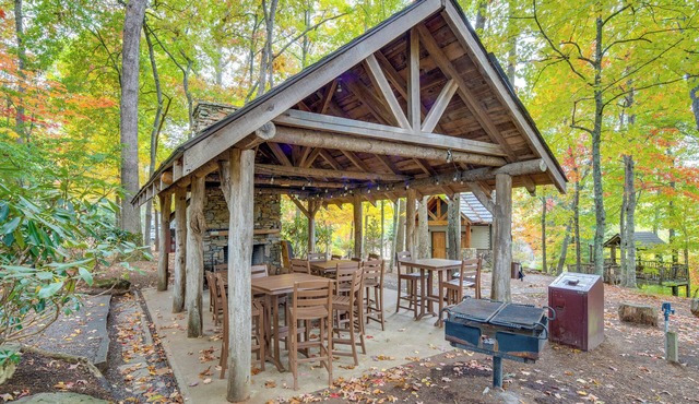 36 Mi to Asheville: Mtn-view Home in Burnsville!