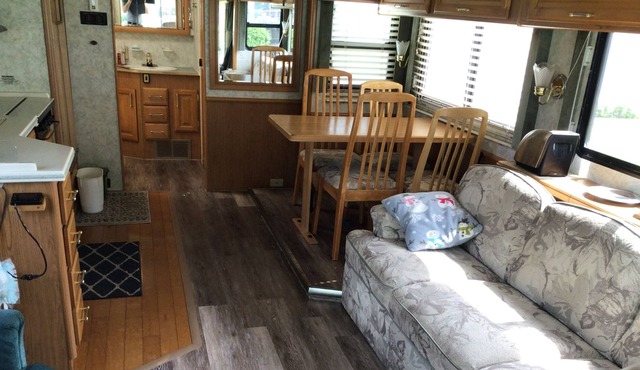 36’ Motorhome, beautifully equipped for your comfort and