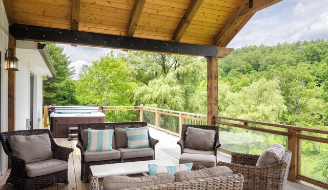 36 Private Acres on the New River w/Hot Tub