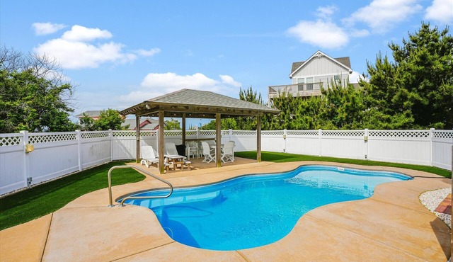 360 degree views of ocean and sound. Private Salt Water Heated pool with cabana, hot tub, gameroom!