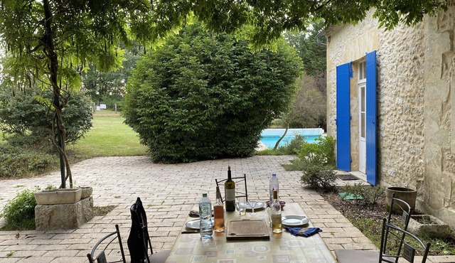 360 m² villa on 9.5 hectares of fenced land, swimming pool and pond