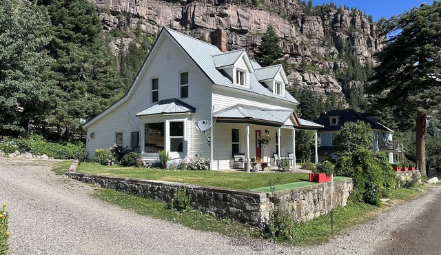 360 Views! Walk To Main Street and Hot Springs Pool! Relax And Enjoy The View