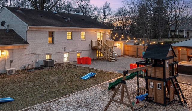 3600SF~Game room~2 Kitchens~Hot Tub~Backyard Games