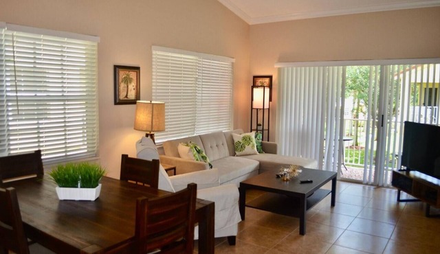 360C – Bright Top-Floor Apartment w/Washer & Dryer, Pool & Parking Near Evert