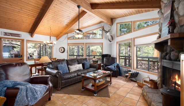 360° deck. Head north with your dog and your jacket!
