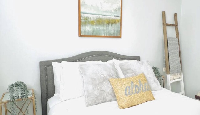 3628 Stylish and Cozy Mission Beach Cottage just steps away from the sand