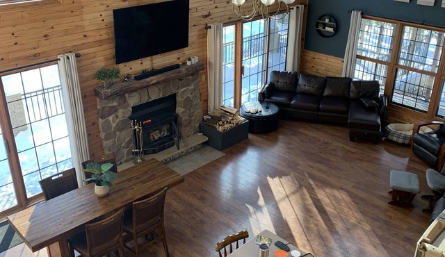 37 acres, HOT TUB, ATV/snowmobile, King Beds, Executive Bar