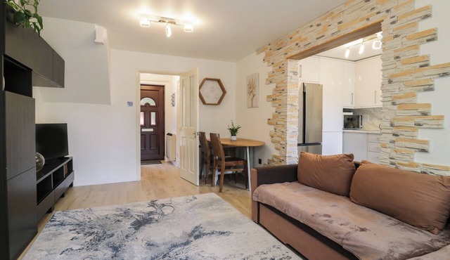 37 HANBURY GARDENS, pet friendly, with a garden in Colchester