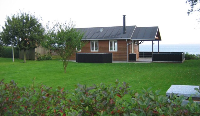 37 m2. 37 m2 1st row lovely house facing and with fantastic view over Limfiord