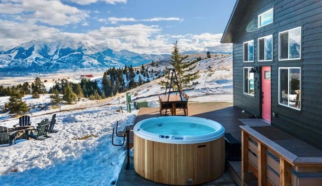 37 Miles to Yellowstone's Year Round Gate Epic Panoramic Views Hot Tub