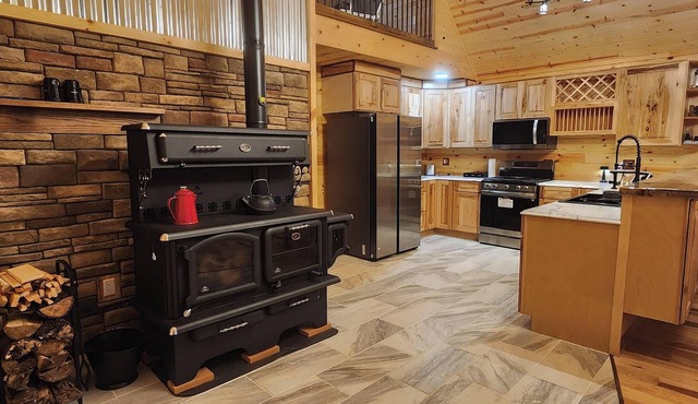 3700ft Off-Grid Solar Cabin in Kumbrabow Forest w/Fireplace & Stars