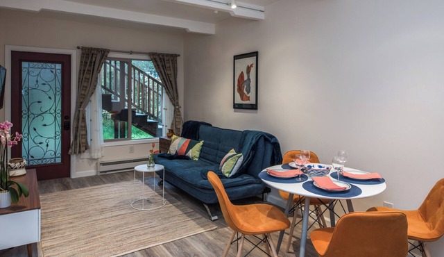 3767B International Art House - Cozy Guest Suite