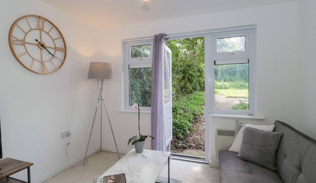 38 CLYFFE PYPARD, family friendly, with a garden in Lyneham