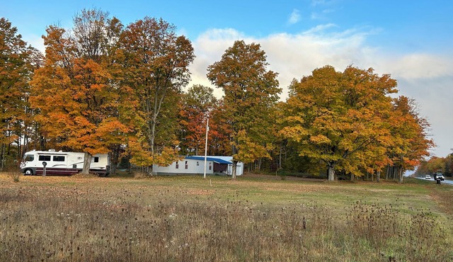 38 ft Holiday Rambler RV with full hookups electric wifi everything you need.