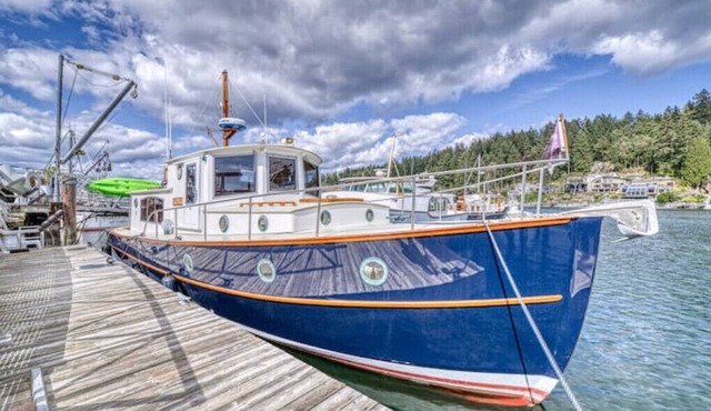 38' Yacht equipped with luxury and kayaks!nn