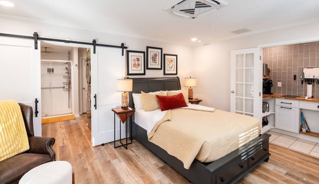 380 sf 3 min From DT Waxhaw Sleeps 2 Private PationThe Little Big Suite