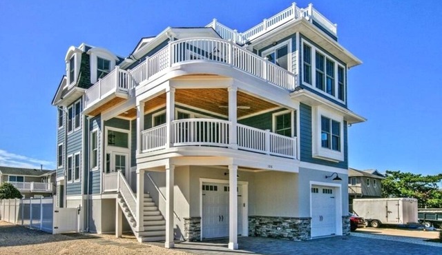 3800 sq ft Ocean Side Home with Ocean views - Pool - 6 bdrm - 6.5 bath