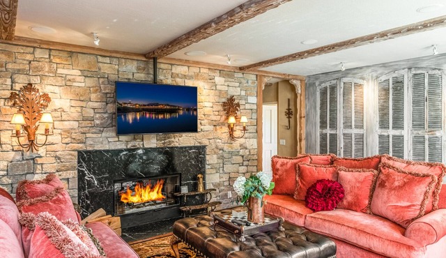 3800 Sticks and Stones ~ Large, Luxurious Home