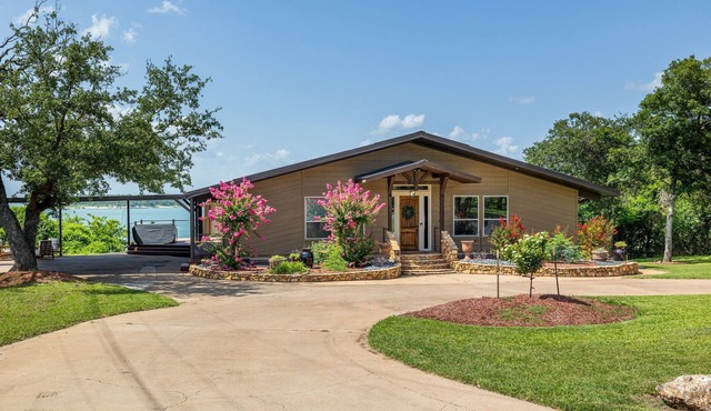 3800sf Lake Front Home, Hot Tub, Next to Boat Ramp and Park, Centrally Located!
