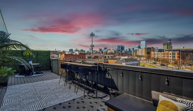 380sq ft Private Downtown Terrace 1mi Broadway