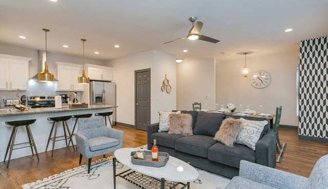 3810 · East Nash Haven! 10 min to Broadway!