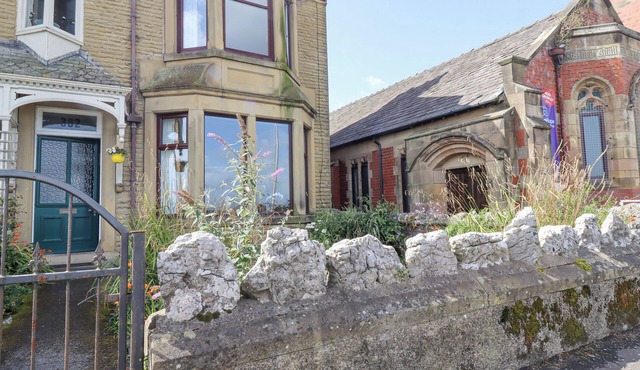 382 ON THE BAY, pet friendly, country holiday cottage in Morecambe