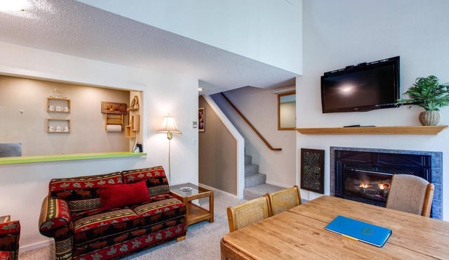 38SW - WiFi - Fireplace - Dishwasher - W/D - Sleeps 6 by RedAwning