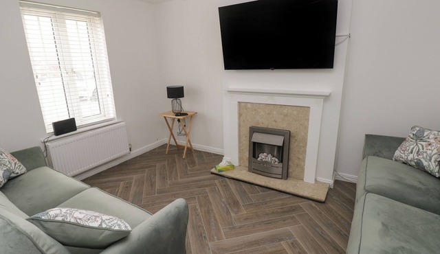 39 MARINERS QUAY, pet friendly, with a garden in Port Talbot