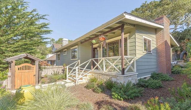 3915 Beach Paws - Walk to Town and Beach, Hot Tub